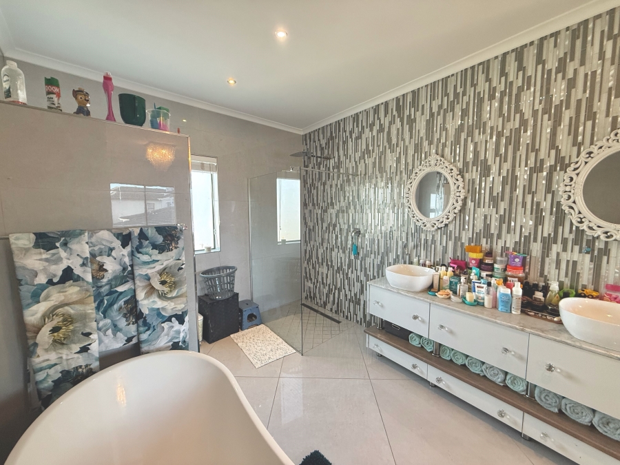 5 Bedroom Property for Sale in Parklands North Western Cape